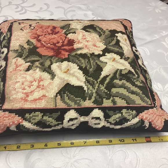 PETIT POINT PILLOW FLOWERED. - Picture 5 of 6